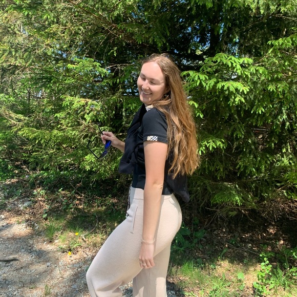 Meet your Posher, Elizabeth - Picture 4 of 4